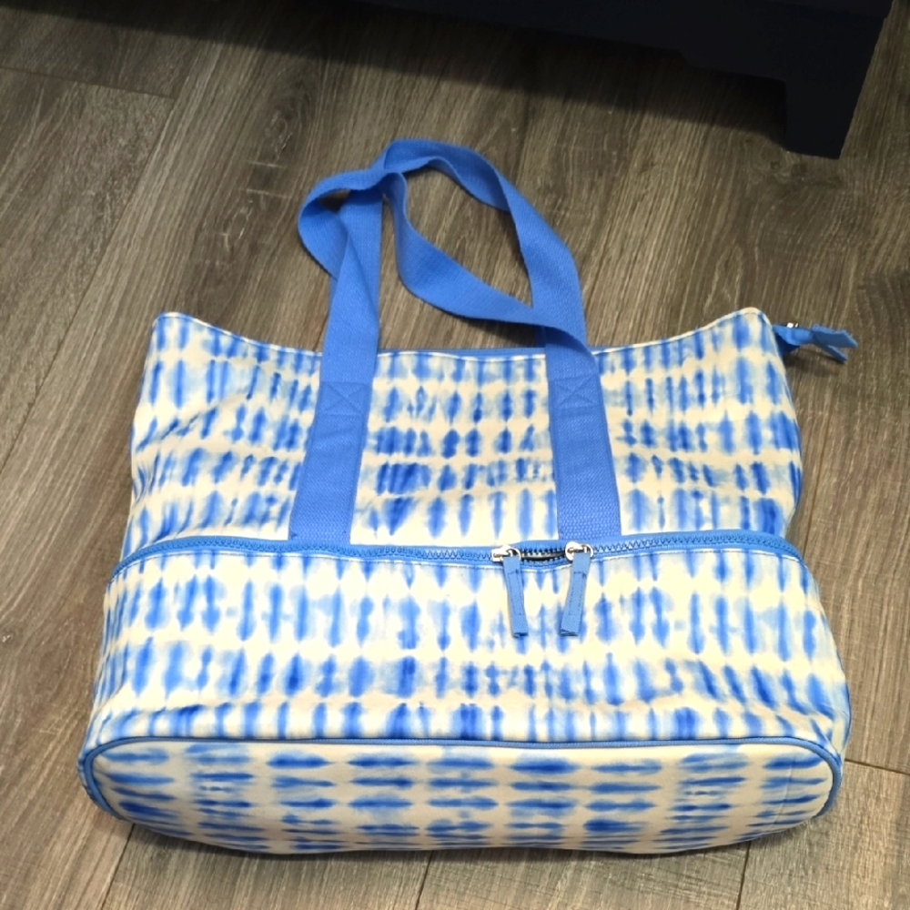 No Boundaries Tie-Dye Blue and Cream Tote. Beach Lunch Bag.